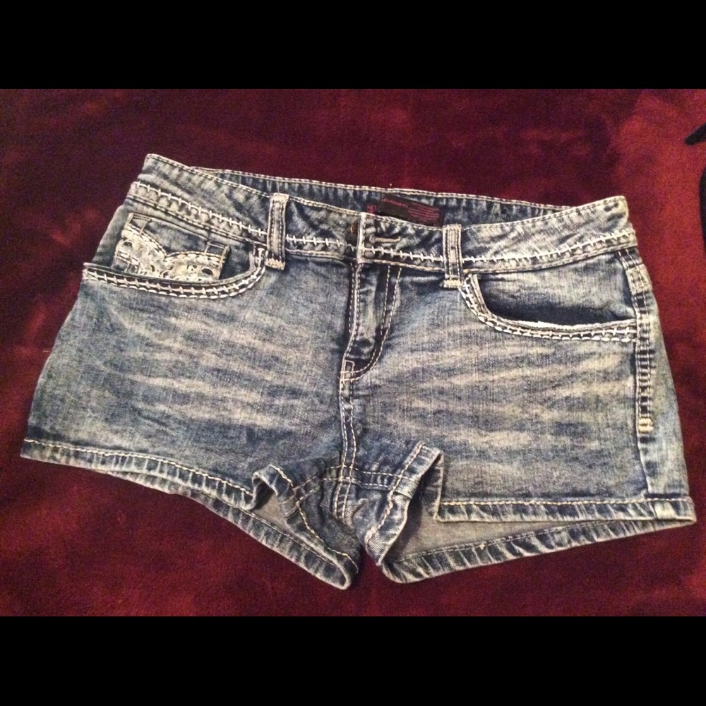 Women’s shorts - Picture 2 of 2